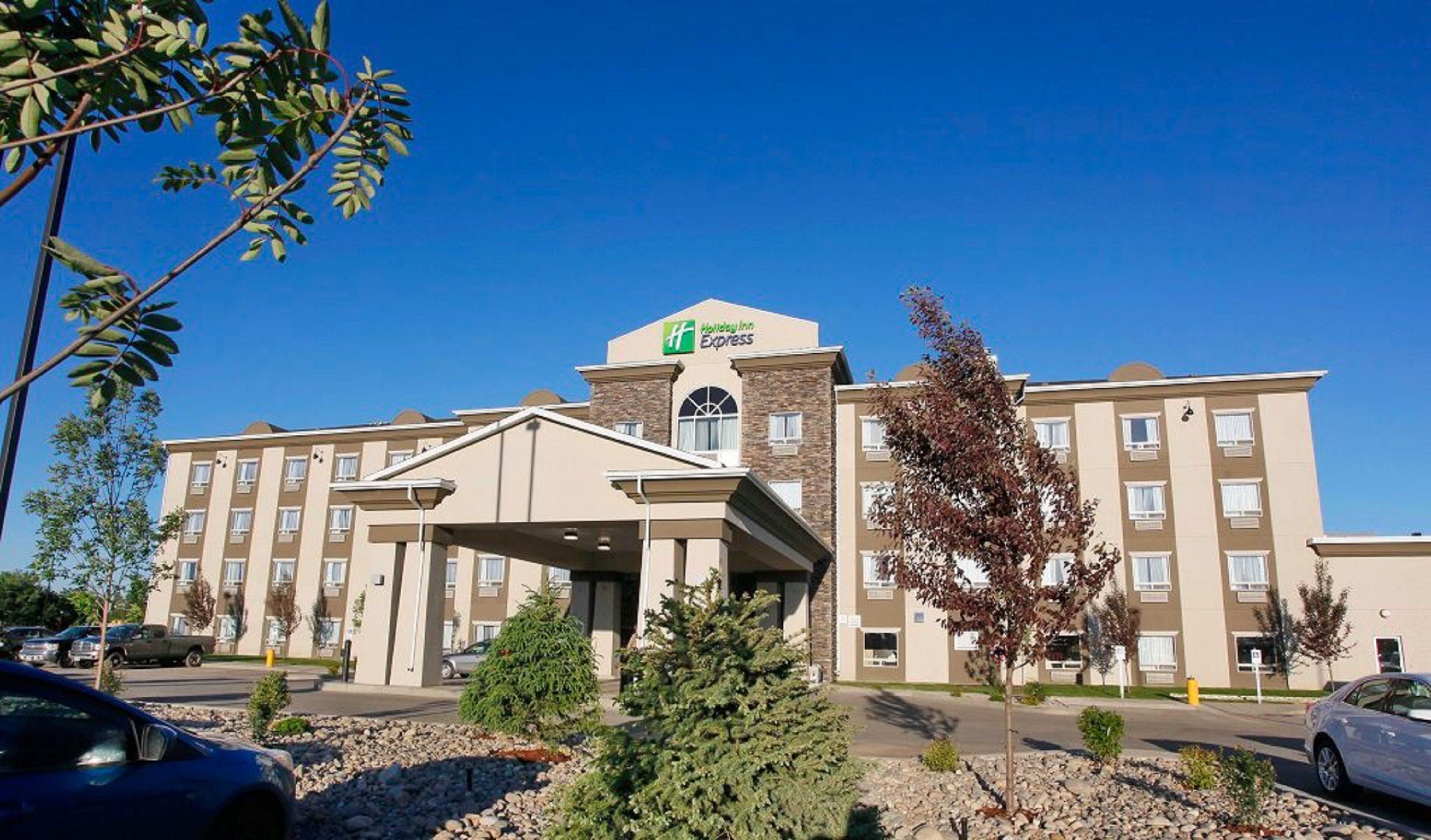 Staying Near North Peace Cultural Ctr: 4 Business Hotels Compared