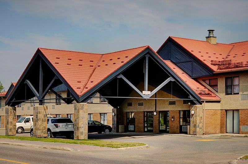 Staying Near Heritage North Museum: 4 Central Hotels Compared