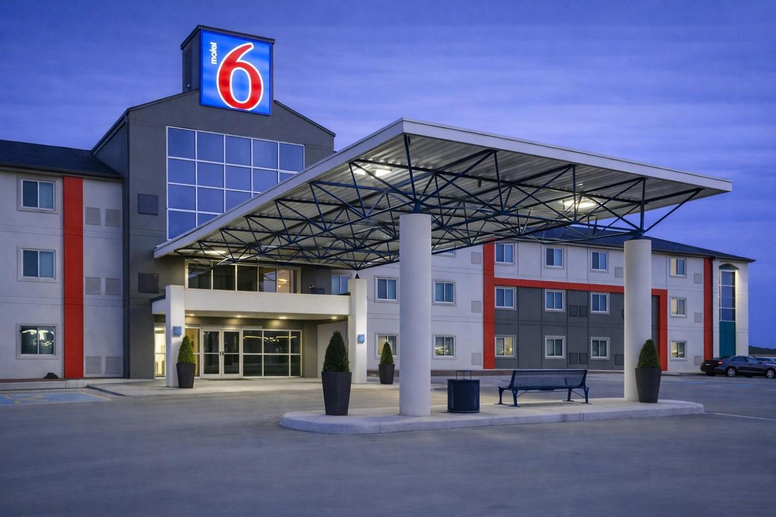 Where to Stay Near Saint Andrew's College: 5 Airport Hotels