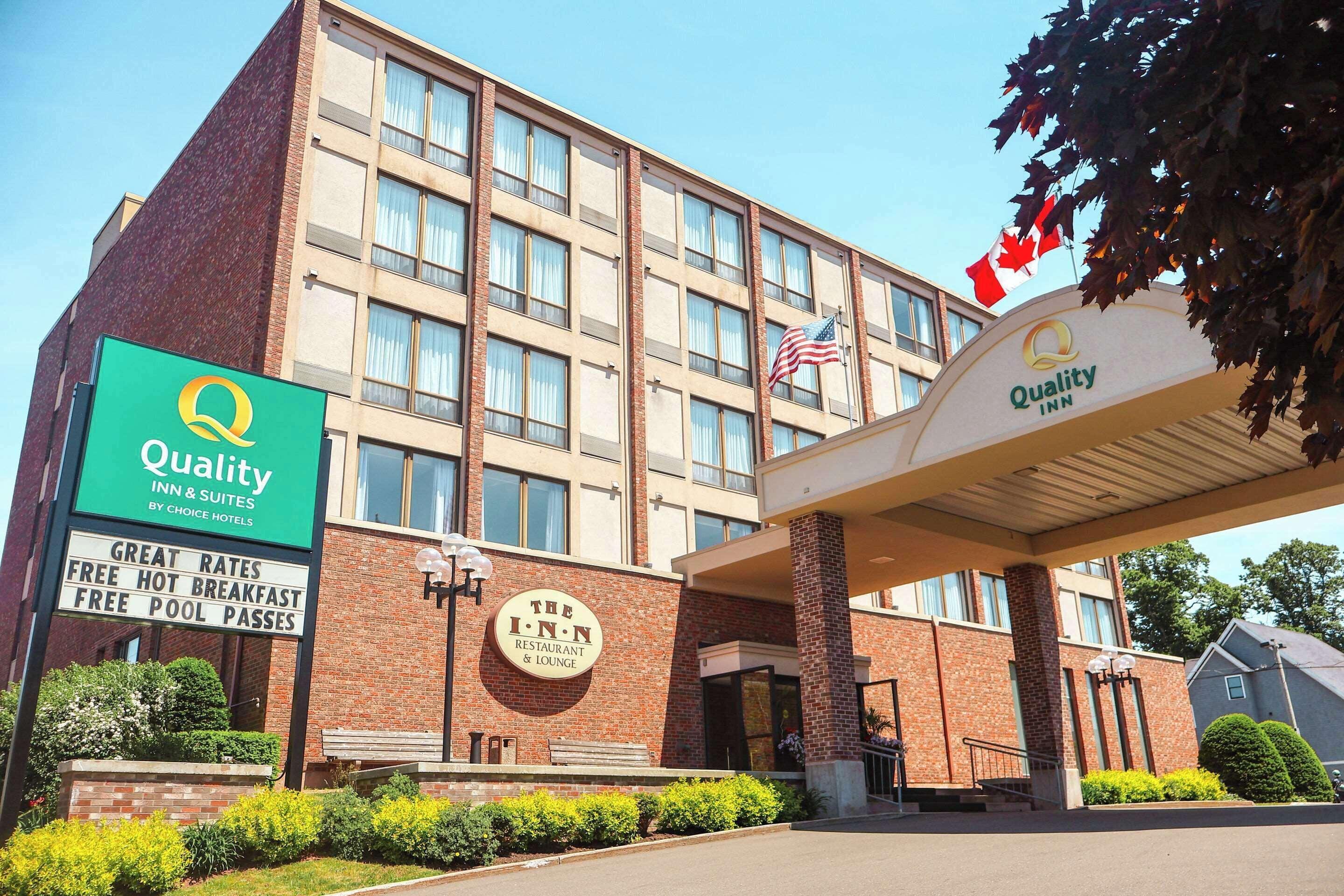 4 Airport-Accessible Hotels Close to Founder's Hall