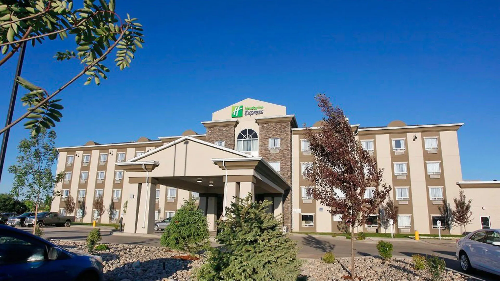Staying Near North Peace Cultural Ctr: 4 Business Hotels Compared