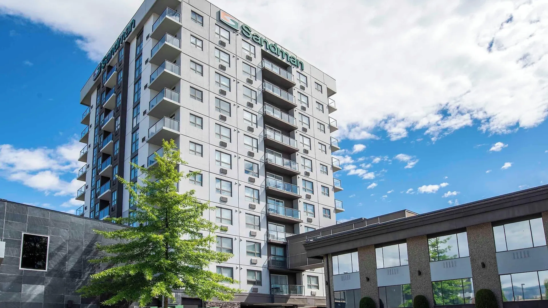 Staying in Downtown Kelowna: 5 Family Hotels Compared
