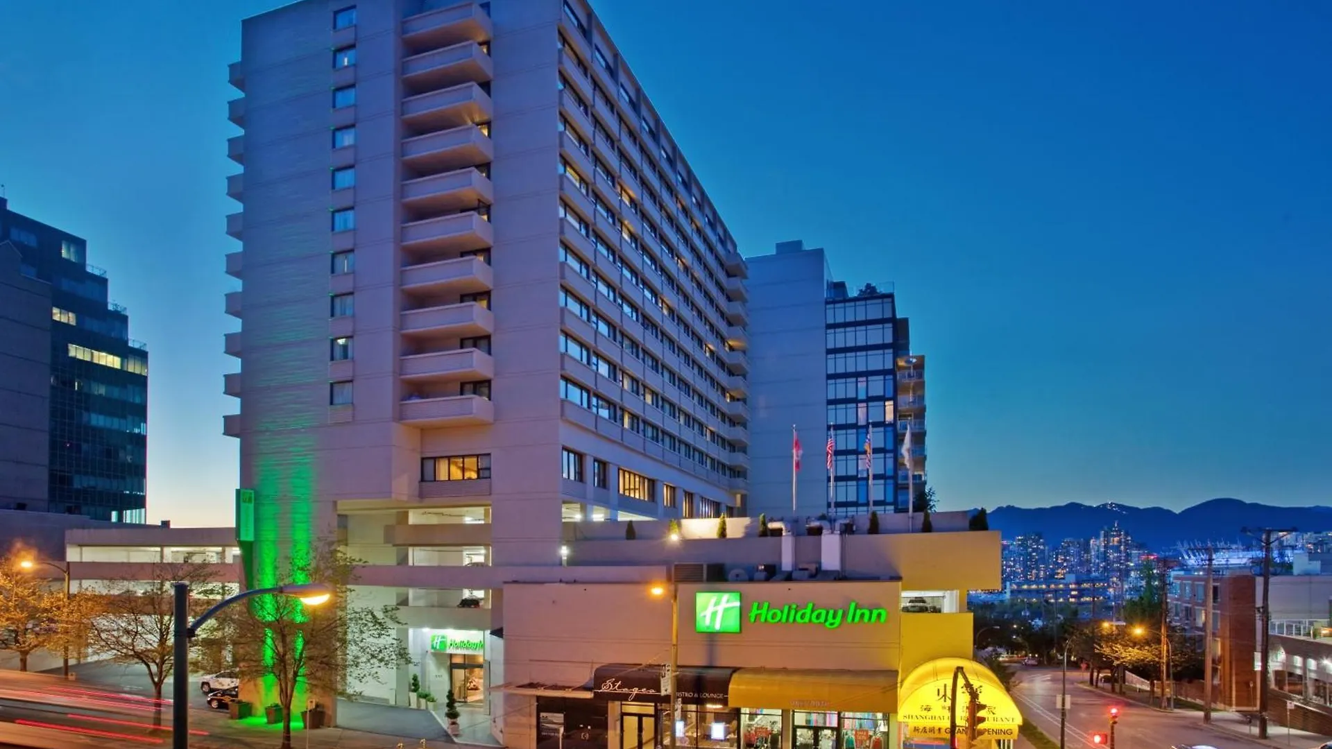 Staying Near Science World: 15 Airport Hotels Compared