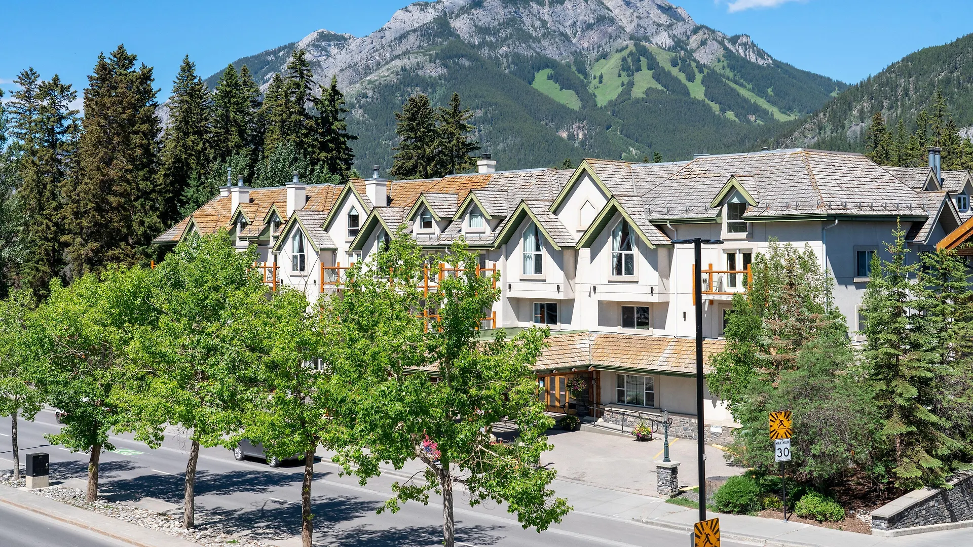 Where to Stay Near Banff Upper Hot Springs: 10 Best Resorts