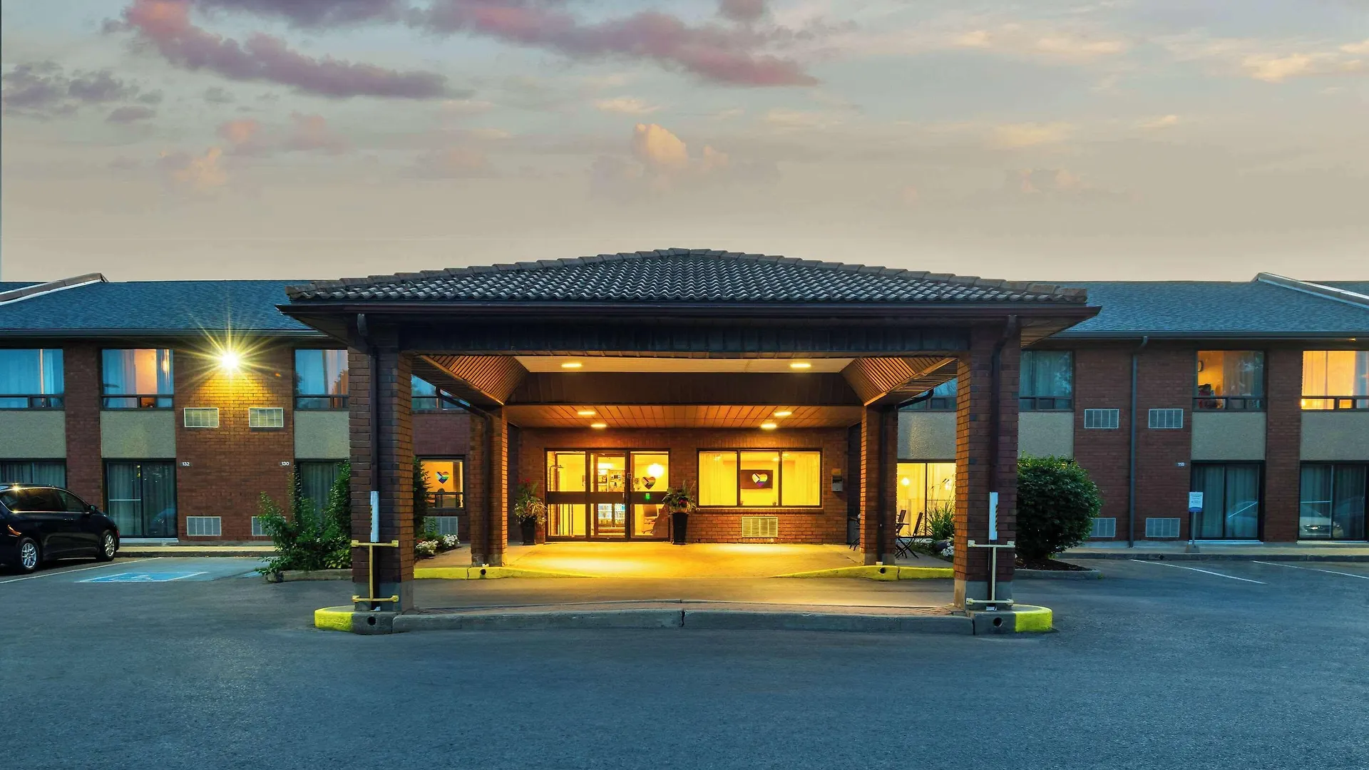 Where to Stay Near Inner Harbour: 12 Kingston Hotels Ranked