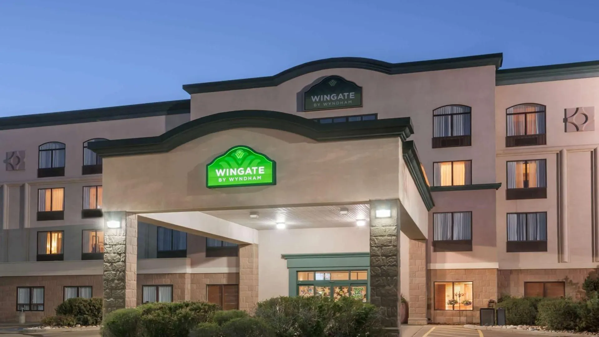 7 Business Hotels Near Valley Zoo Edmonton Worth Booking