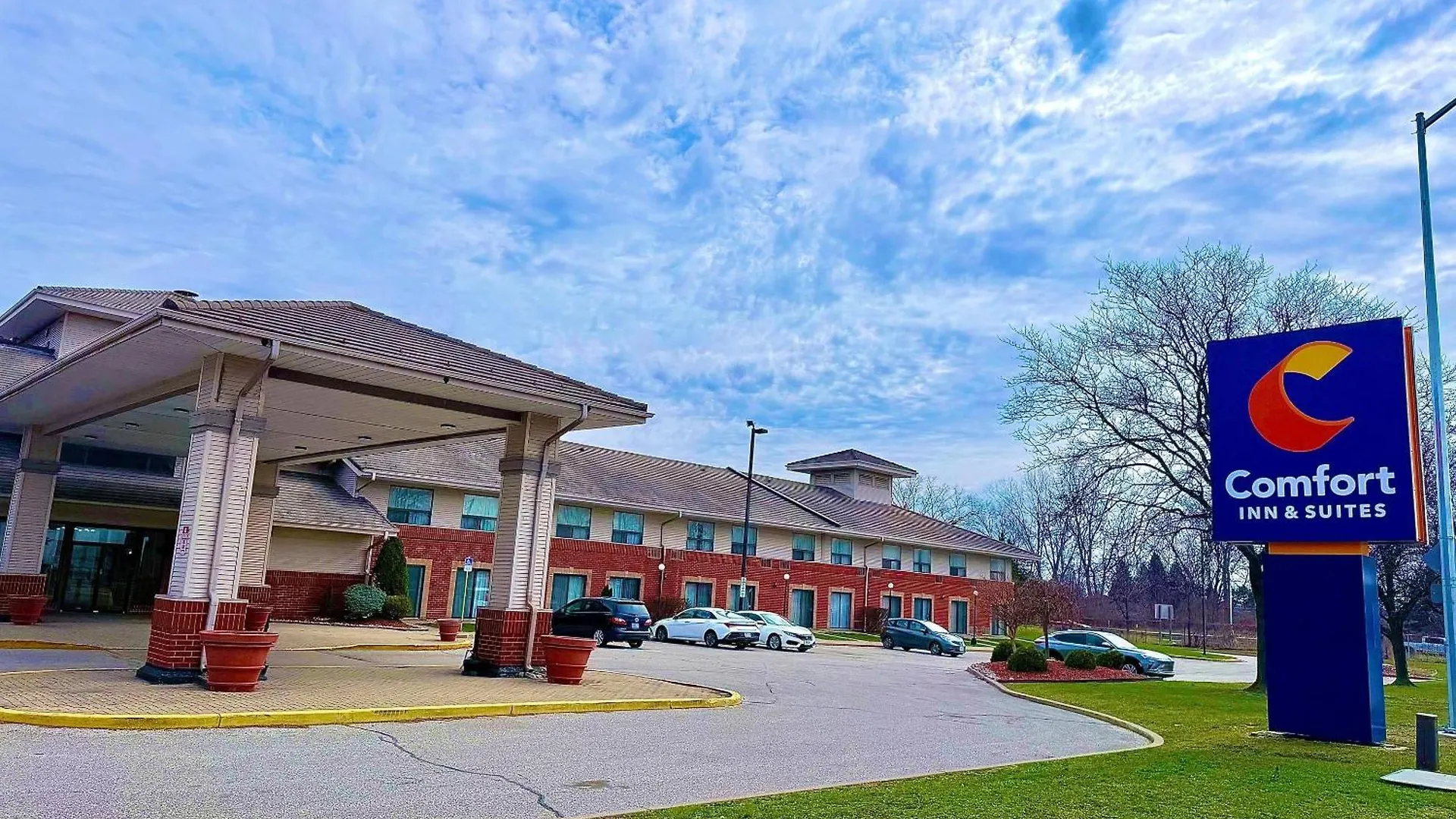 6 Airport Hotels Near Ambassador Bridge Worth Booking