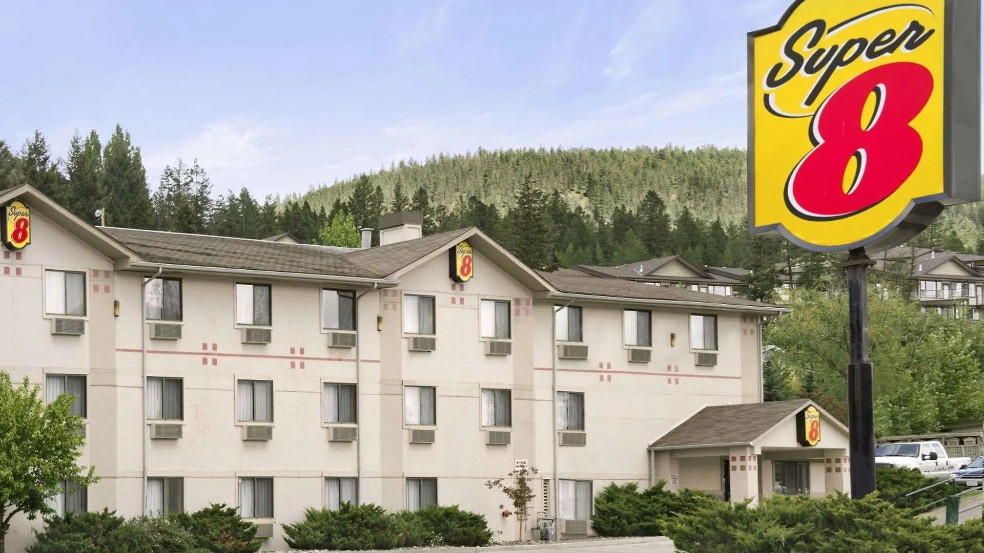 15 Smart Airport Hotels in Canada West Worth Booking