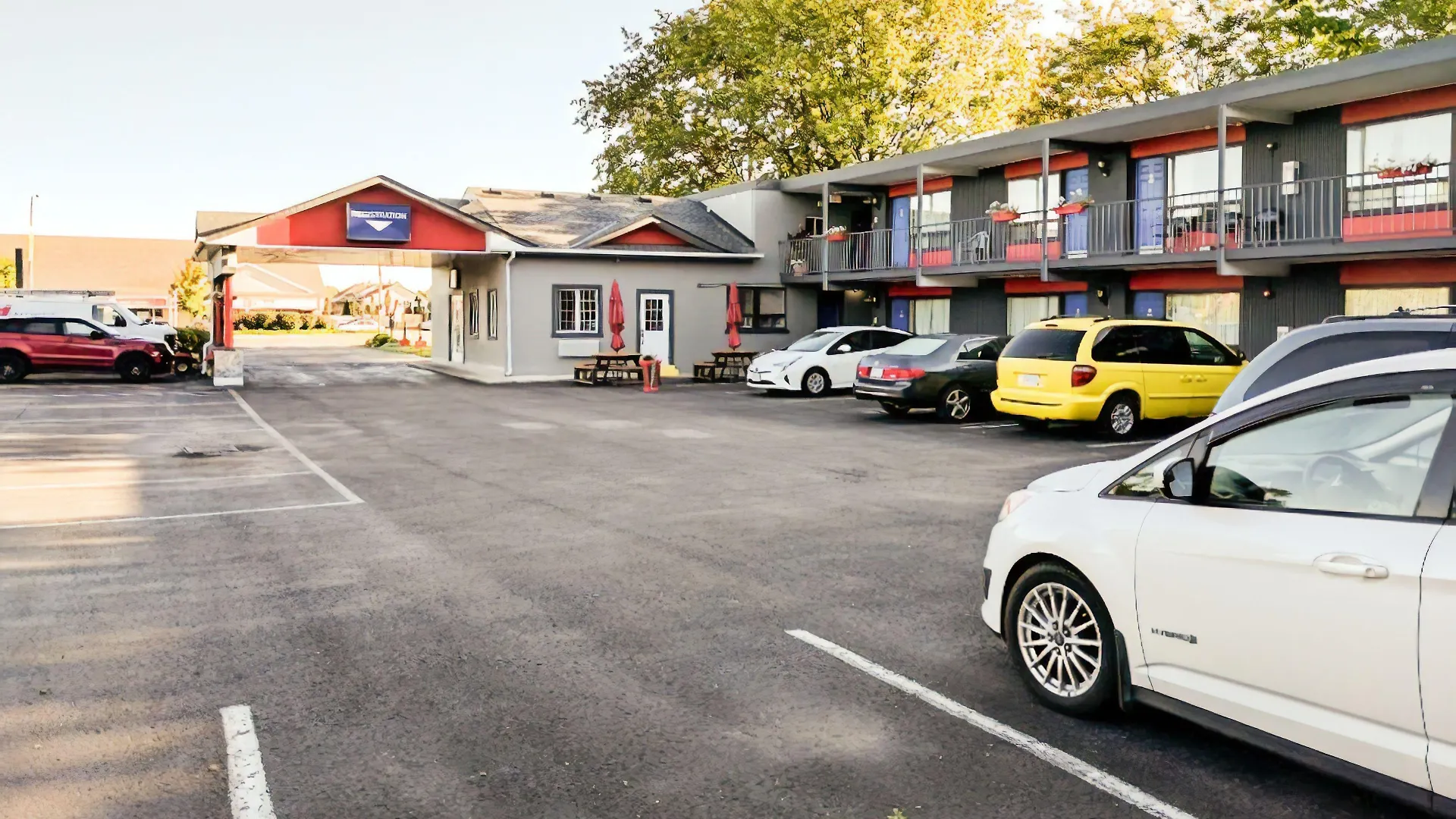 Where to Stay Near Whirlpool Rapids Bridge: 4 Budget Hotels