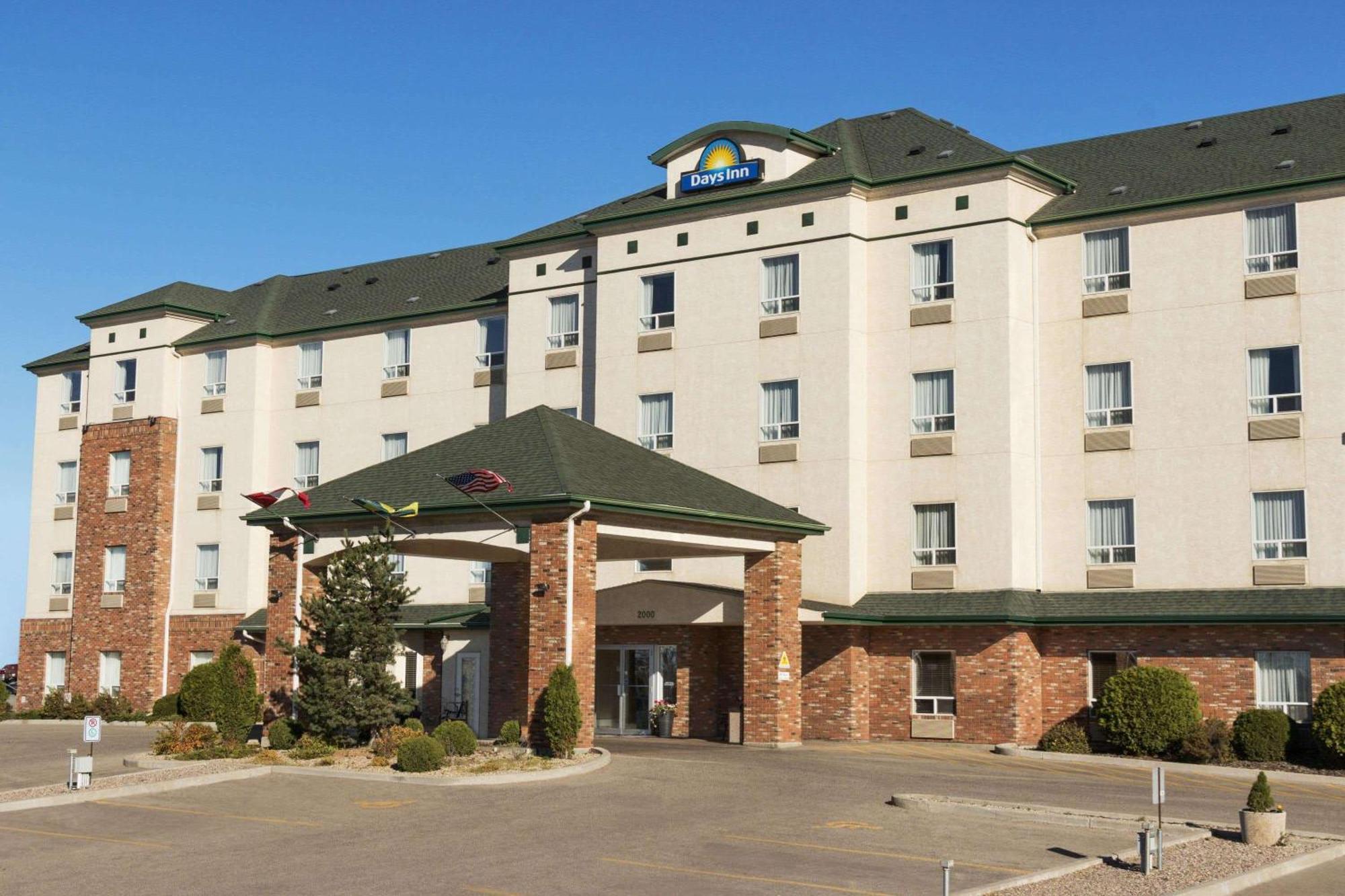 Staying In North Industrial: 9 Airport Hotels Compared