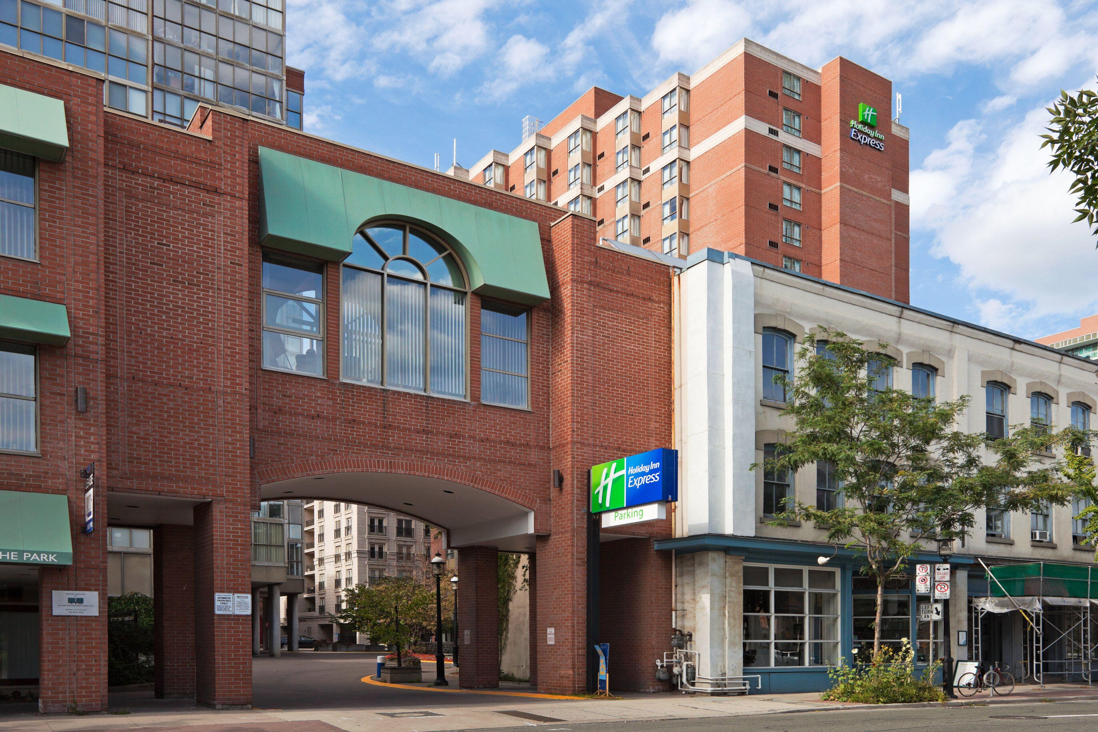 15 Smart Airport Hotels Near Fort York Worth Booking