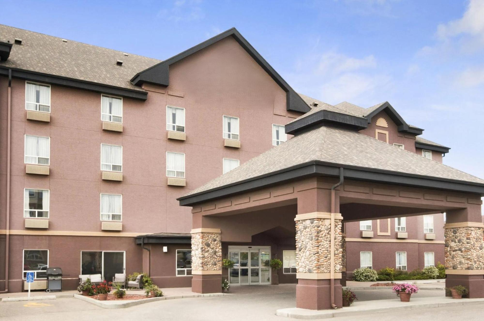 Where to Stay Near Aero Space Museum: 12 Best Business Hotels