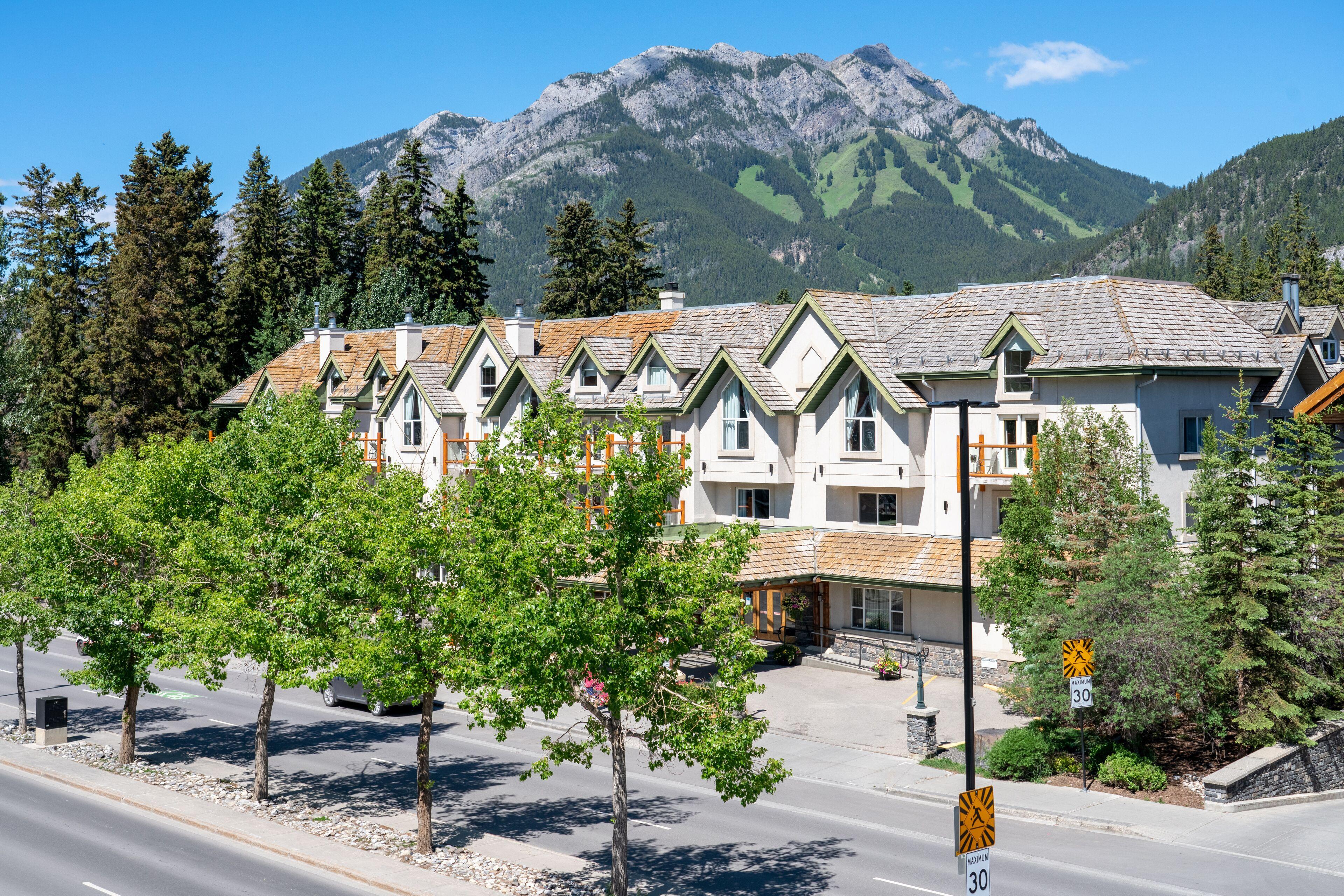 Where to Stay Near Tunnel Mountain Trail: 9 Best Resorts in Banff