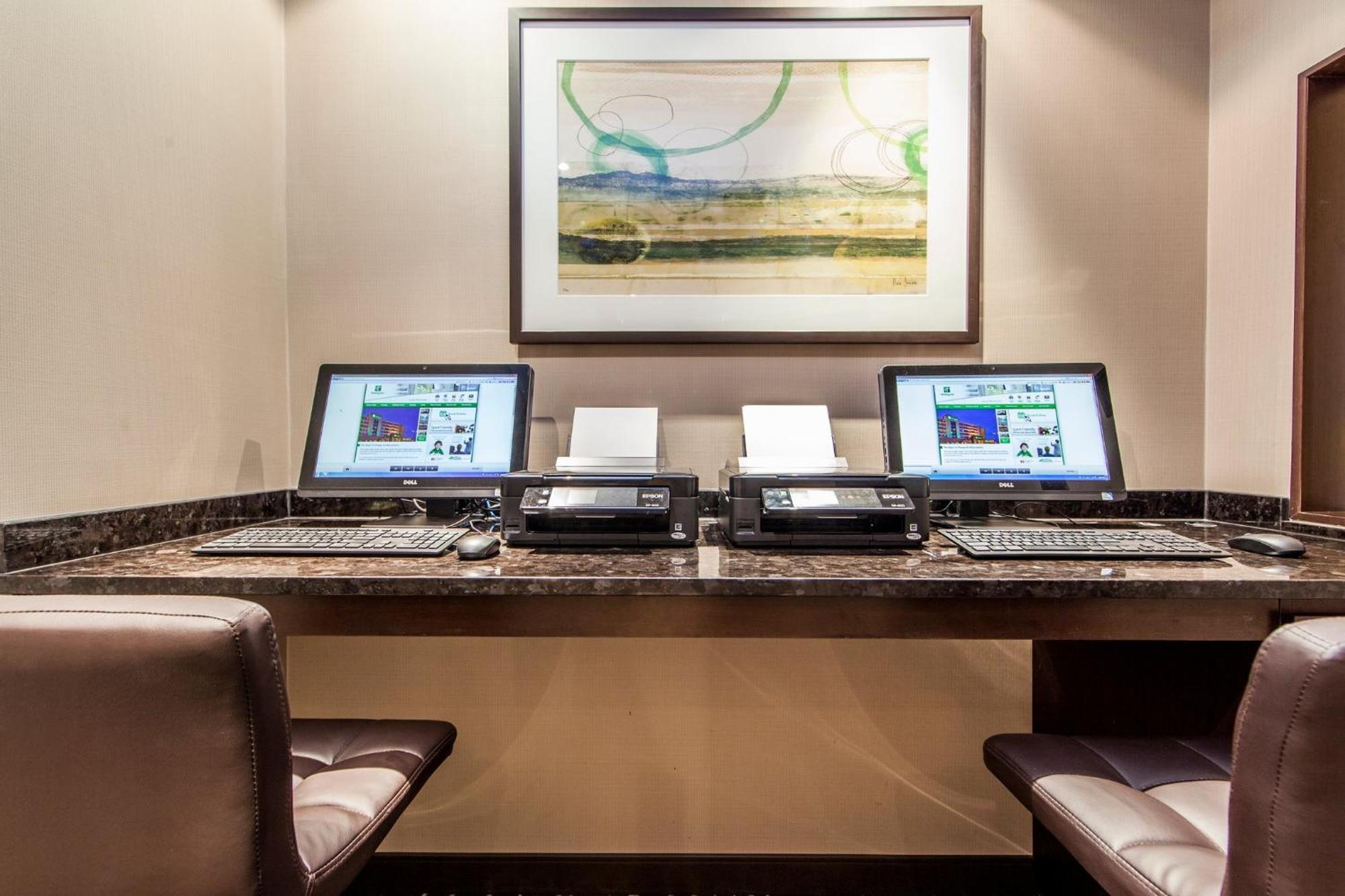 10 Business Hotels Close to Centre D'amusements Unique Inc, Montreal