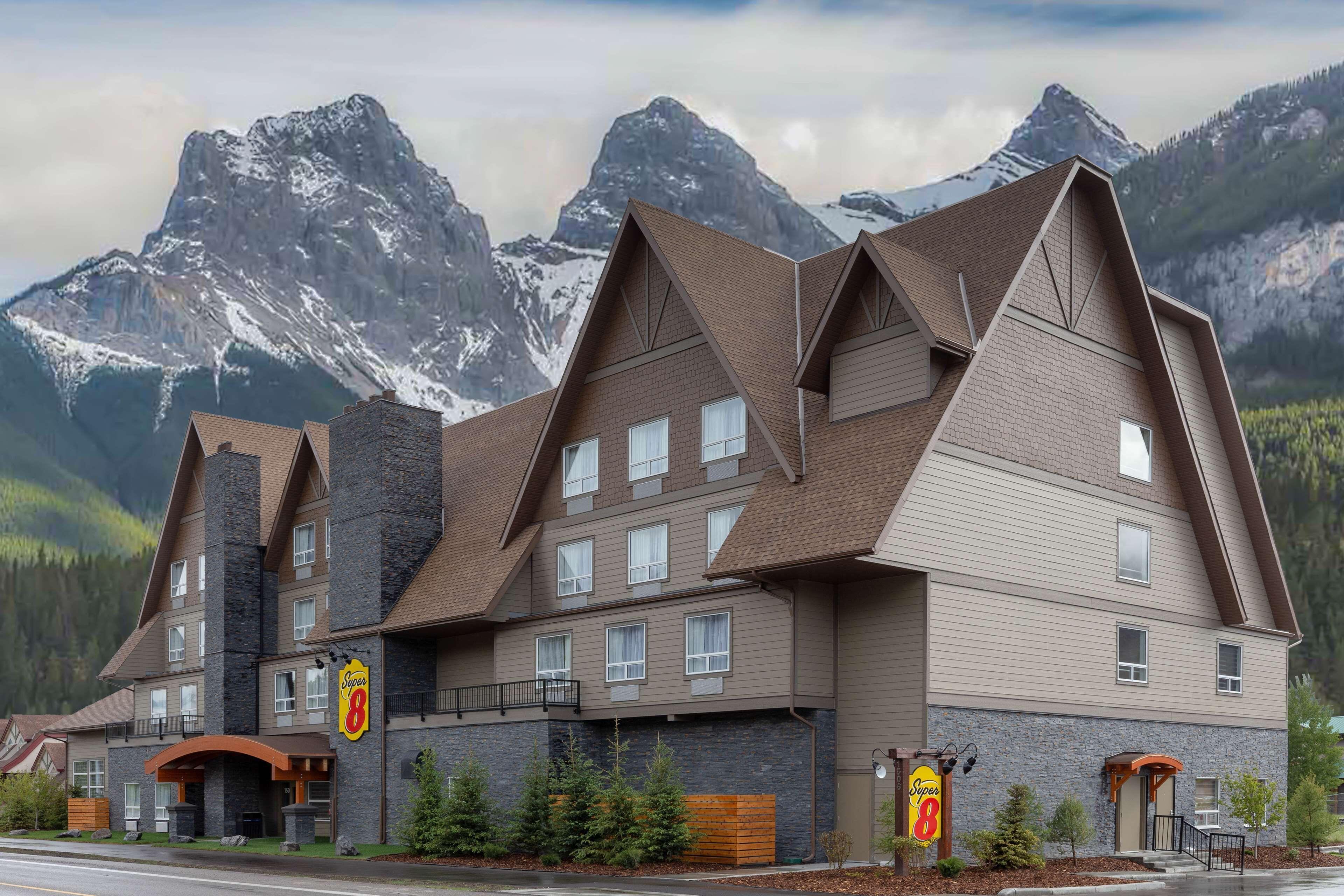 Where to Stay Near Centennial Park: 13 Central Canmore Hotels