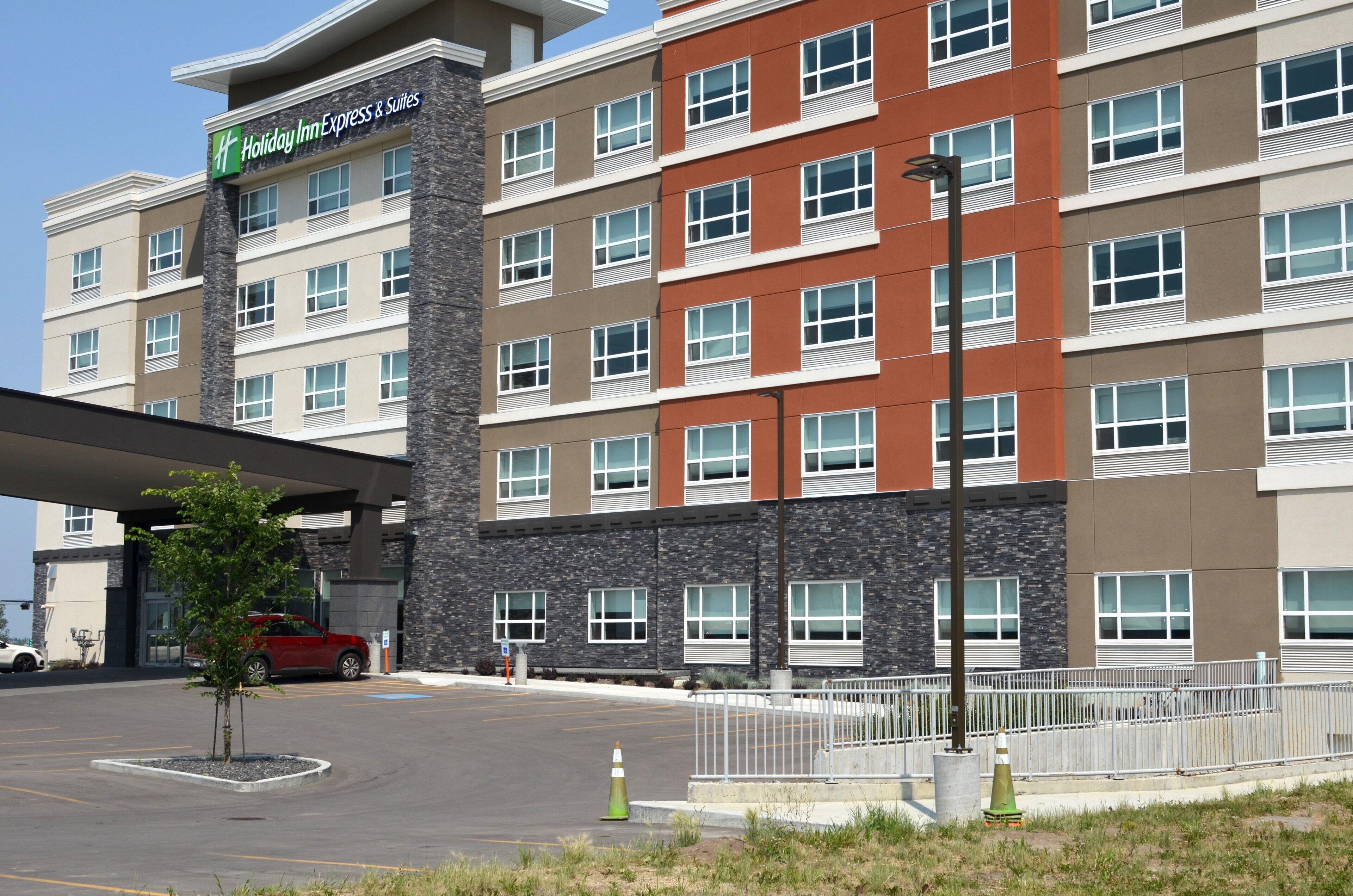 Where to Stay Near Whitemud Park: 9 Best Business Hotels