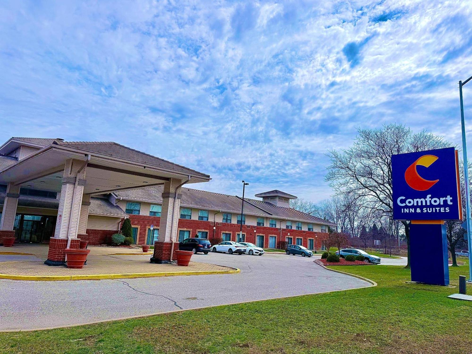 6 Airport Hotels Near Ambassador Bridge Worth Booking
